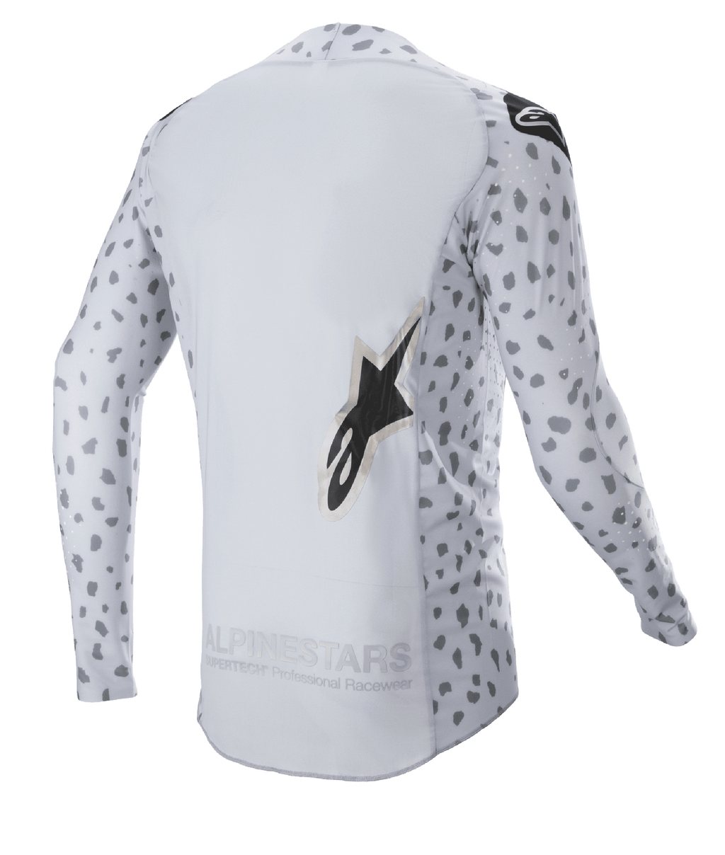 Alpinestars 2023 Supertech North Jersey, maillot de motocross, Haze Gray et noir, vue arrière avec motif tacheté abstrait sur les manches et les côtés, grand logo en étoile, panneau arrière allongé et conception technique respirante