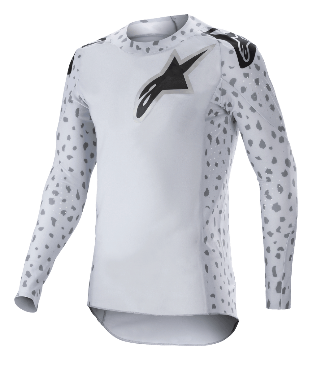 Alpinestars Supertech North Jersey 2023, maillot de motocross, gris brume et noir, maillot à manches longues blanc avec motifs tachetés gris sur les manches et les côtés, logo étoile noir sur la poitrine et les épaules, maille extensible haute performance avec ourlet courbé