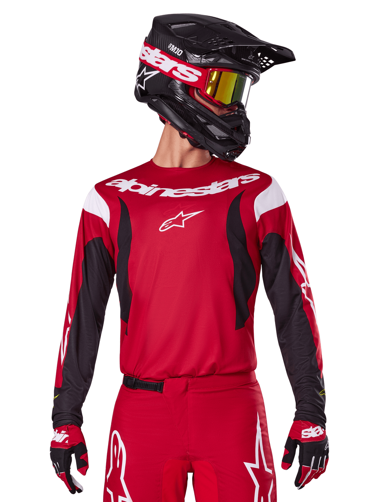 Maillot et tenue complète Alpinestars Fluid Haul 2025 homme, équipement de motocross rouge vif et noir porté avec casque.