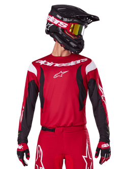 Maillot et tenue complète Alpinestars Fluid Haul 2025 homme, équipement de motocross rouge vif et noir porté avec casque.