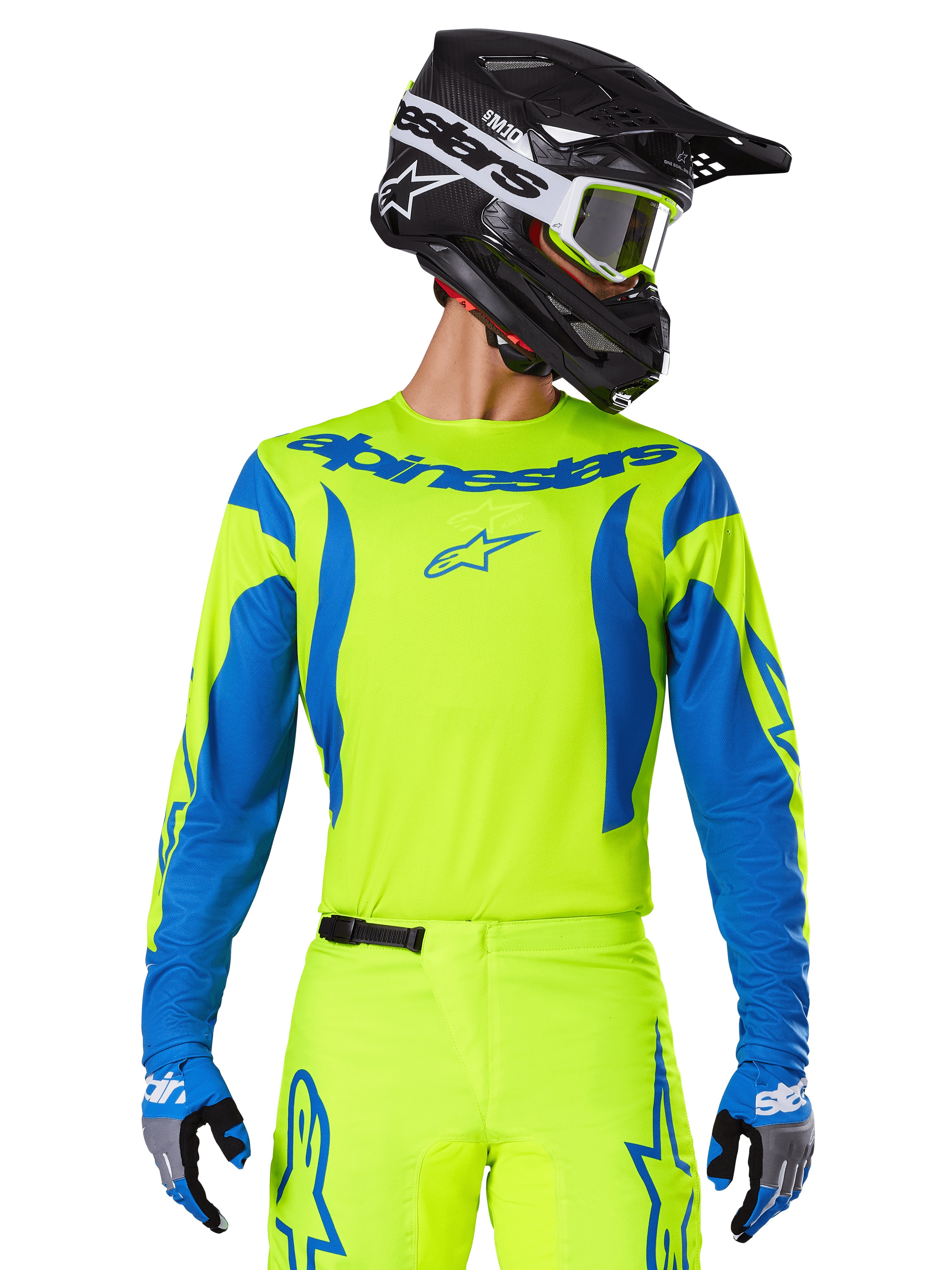 Alpinestars 2025 Fluid Haul Jersey, maillot de motocross, jaune fluo et bleu, avec logo Alpinestars bleu sur la poitrine, porté avec une tenue assortie incluant un casque noir et des gants bleus, coupe athlétique pour le tout-terrain