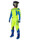 Alpinestars 2025 Fluid Haul Gear Set, tenue de motocross complète avec maillot et pantalon jaune fluo et bleu, casque noir, gants bleus et bottes tout-terrain bleues, ensemble coordonné haute visibilité pour le motocross et l'enduro.
