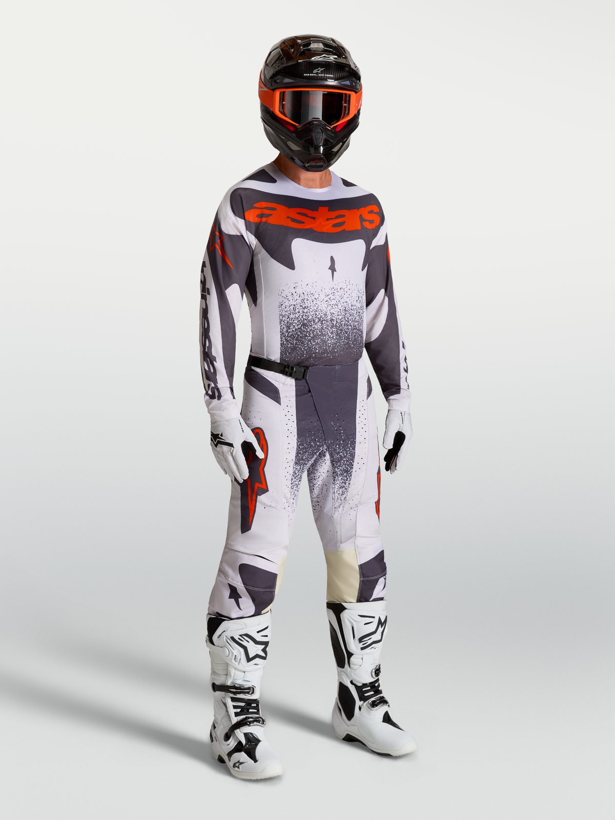 Maillot et tenue de motocross Alpinestars Techstar Swan pour homme, lilas clair, gris et rouge fluo, portés sur mannequin.