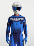 Alpinestars maillot Techstar Swan, maillot de motocross bleu et bleu foncé pour homme, coupe racing, porté avec un casque