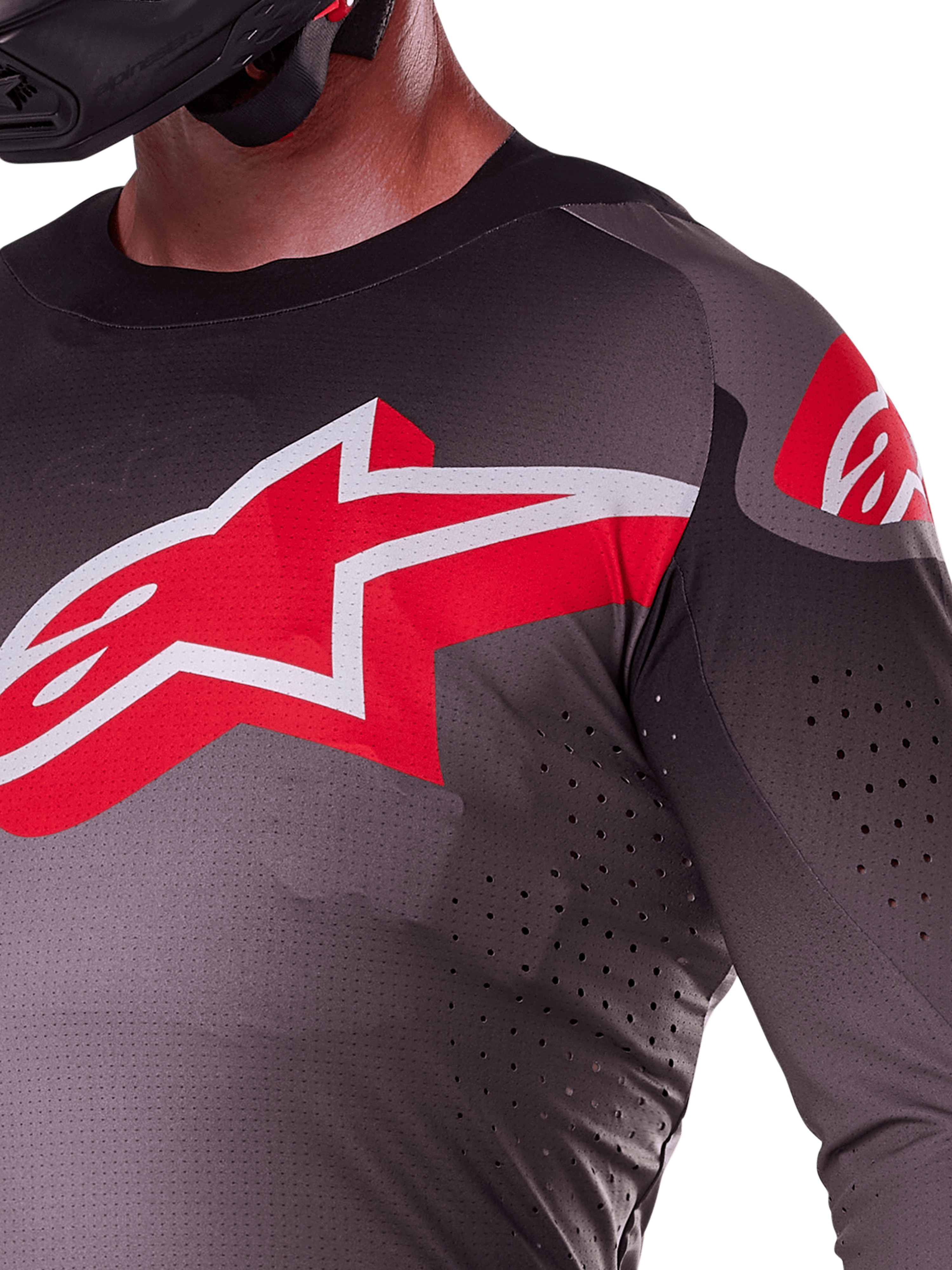 Maillot Alpinestars Supertech Lipan 2025, Smoke Bright Red, vue rapprochée montrant le grand logo étoile rouge et blanc sur la poitrine, des perforations découpées au laser pour la circulation de l'air et un tissu léger et respirant sur un pilote.