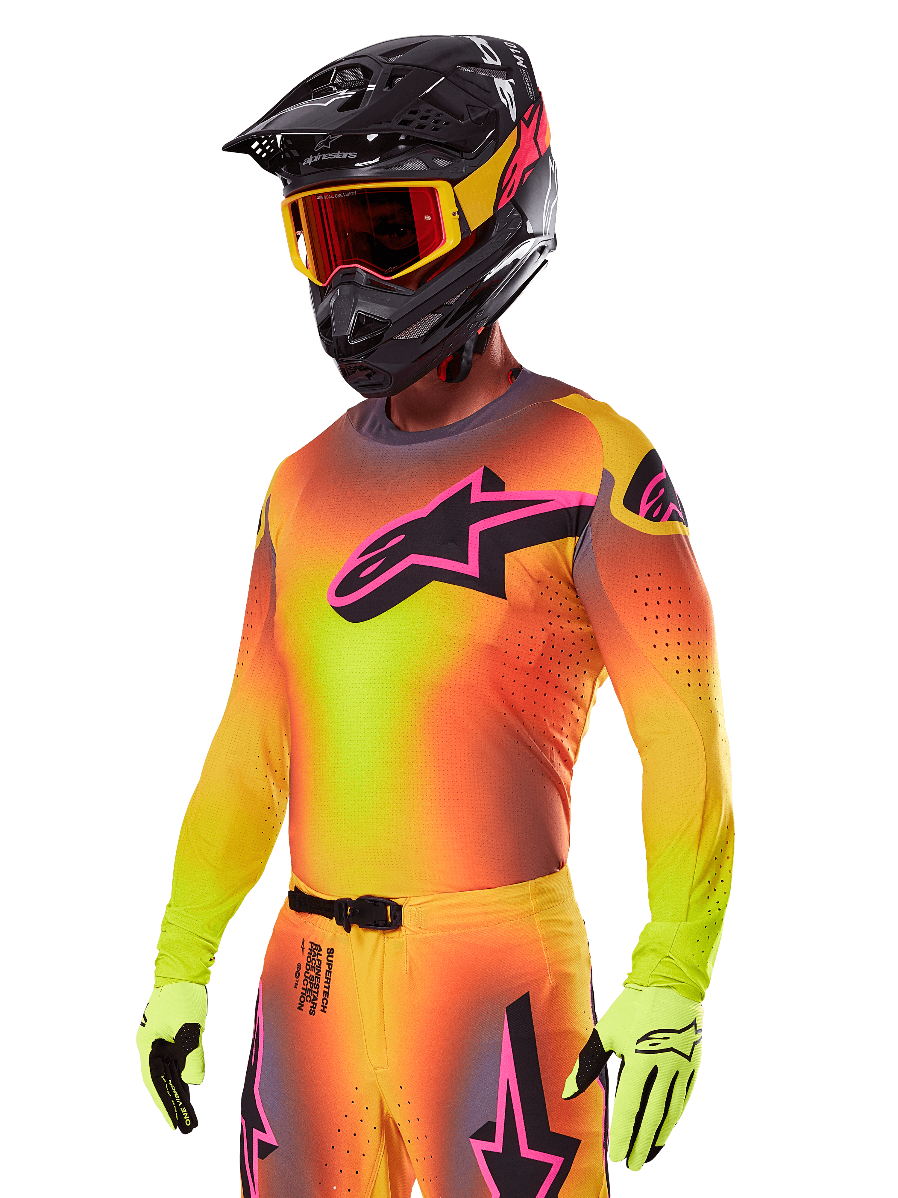 Pilote de motocross portant l'ensemble d'équipement Alpinestars Supertech Lipan 2025, composé d'un maillot avec dégradé jaune et orange et logo Astars rose et noir, de gants jaune fluo et d'un casque noir avec des lunettes rouges, équipement de course tout-terrain professionnel.