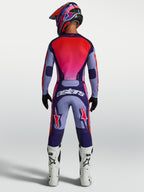 Ensemble Alpinestars Racer Air Hunt, maillot et pantalon de motocross ventilés, violets et rouges, vue arrière sur pilote.