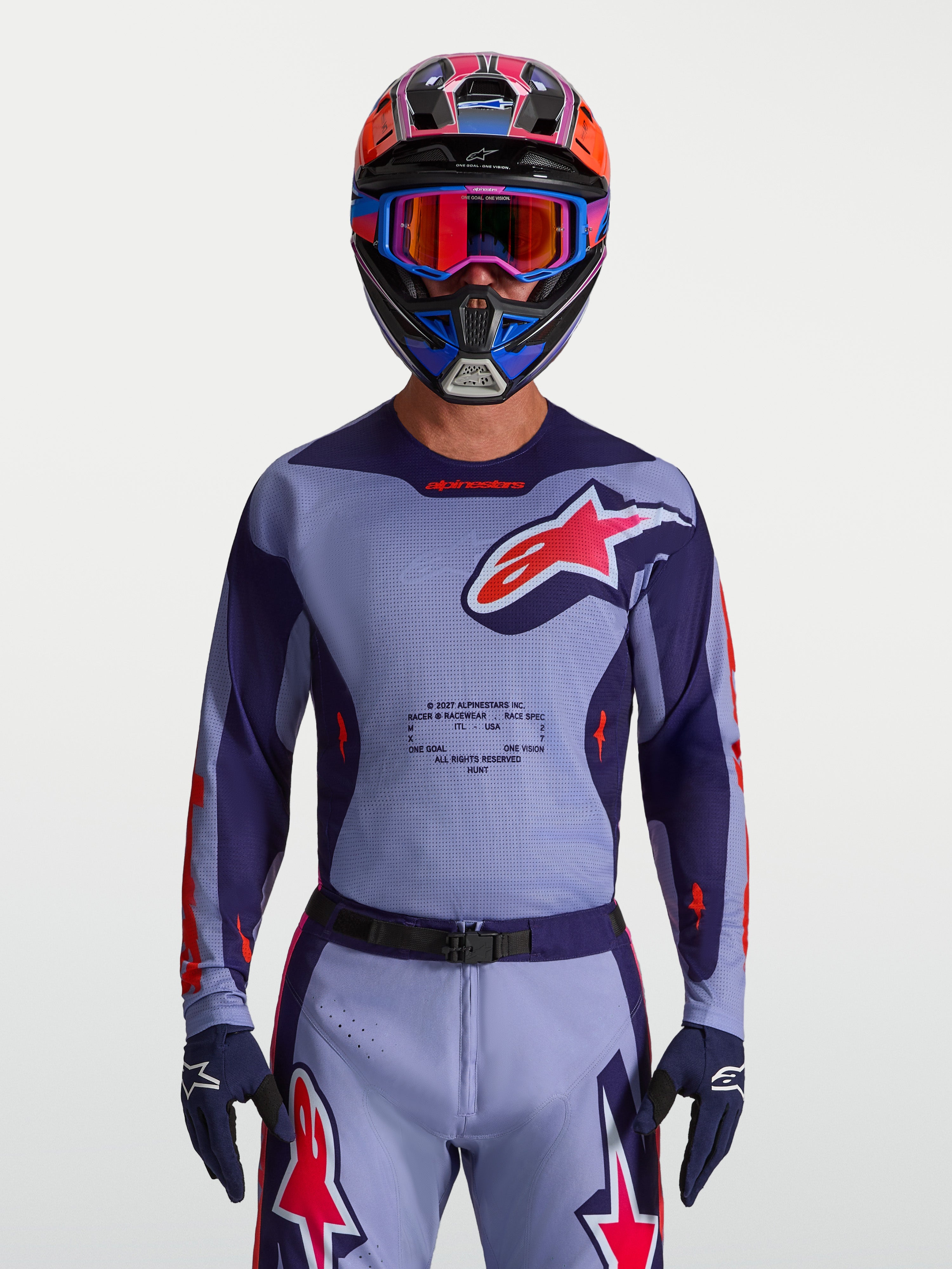 Maillot Alpinestars Racer Air Hunt, maillot de motocross pour homme, violet et rose fluo, mesh respirant, porté par un pilote.