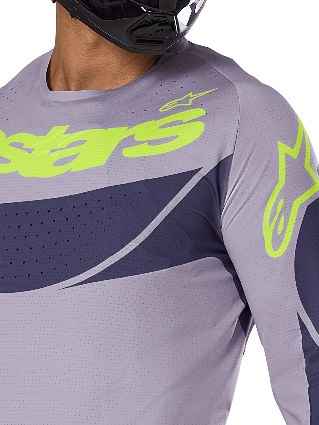 Maillot Alpinestars Techstar Dreem 2025, maillot de motocross, gris et bleu marine avec logo vert citron éclatant, gros plan d'un pilote portant un casque noir, doté de perforations découpées au laser pour la ventilation