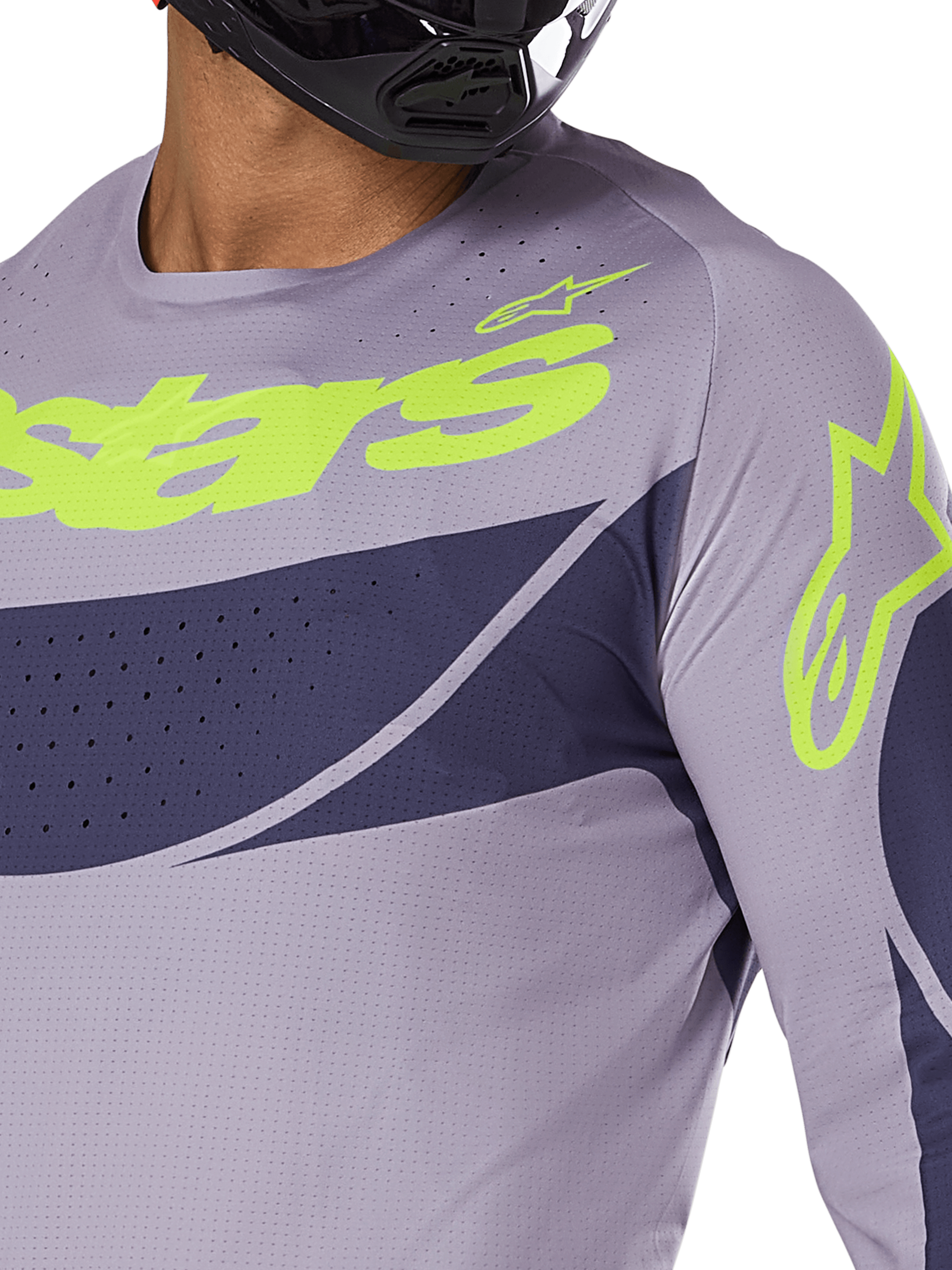 Maillot Alpinestars Techstar Dreem 2025, maillot de motocross, gris et bleu marine avec logo vert citron éclatant, gros plan d'un pilote portant un casque noir, doté de perforations découpées au laser pour la ventilation