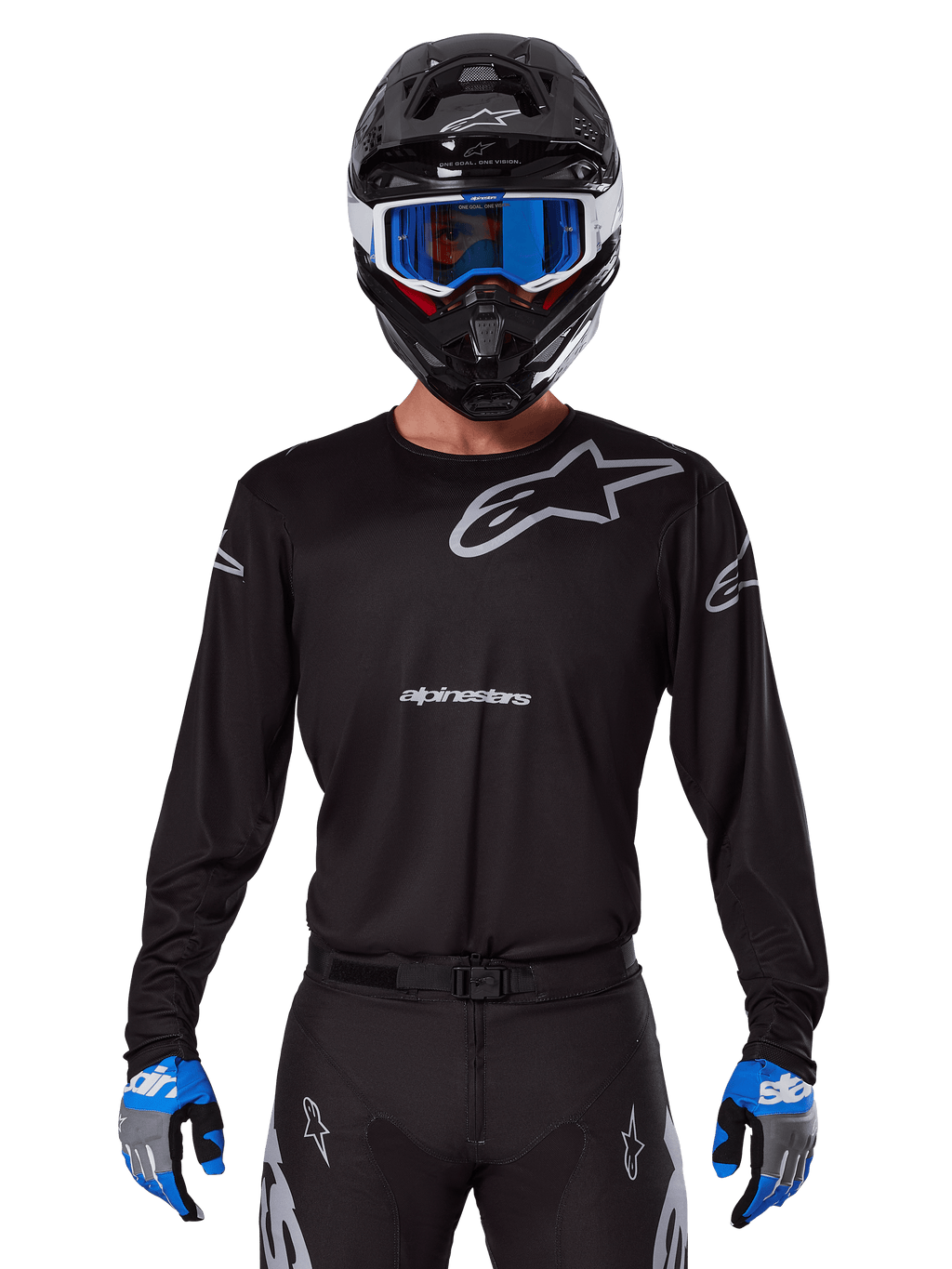 Maillot Alpinestars Racer Graphite 2025, équipement de motocross, noir avec logos gris, porté avec un casque noir assorti, des lunettes bleues et des gants bleus et gris, design de performance ajusté avec marquage sur la poitrine et les bras