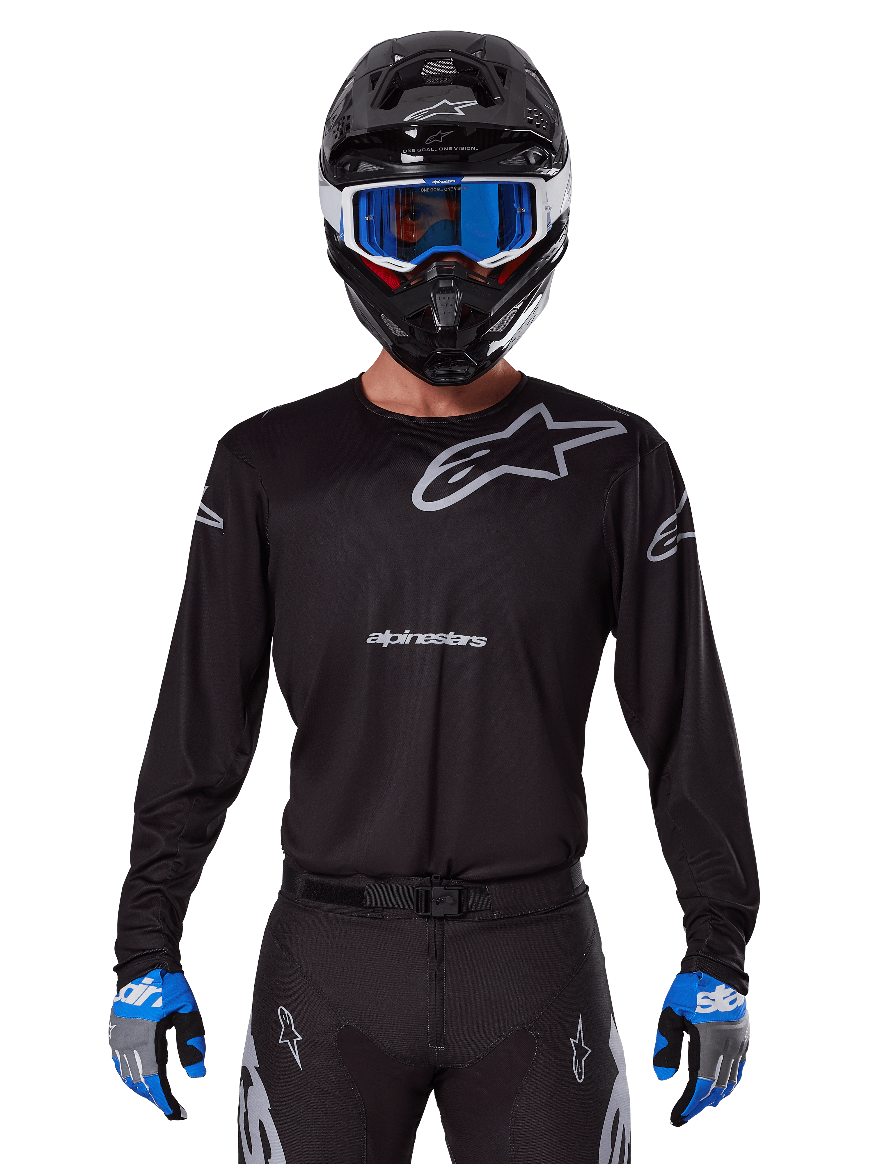 Maillot Alpinestars Racer Graphite 2025, équipement de motocross, noir avec logos gris, porté avec un casque noir assorti, des lunettes bleues et des gants bleus et gris, design de performance ajusté avec marquage sur la poitrine et les bras