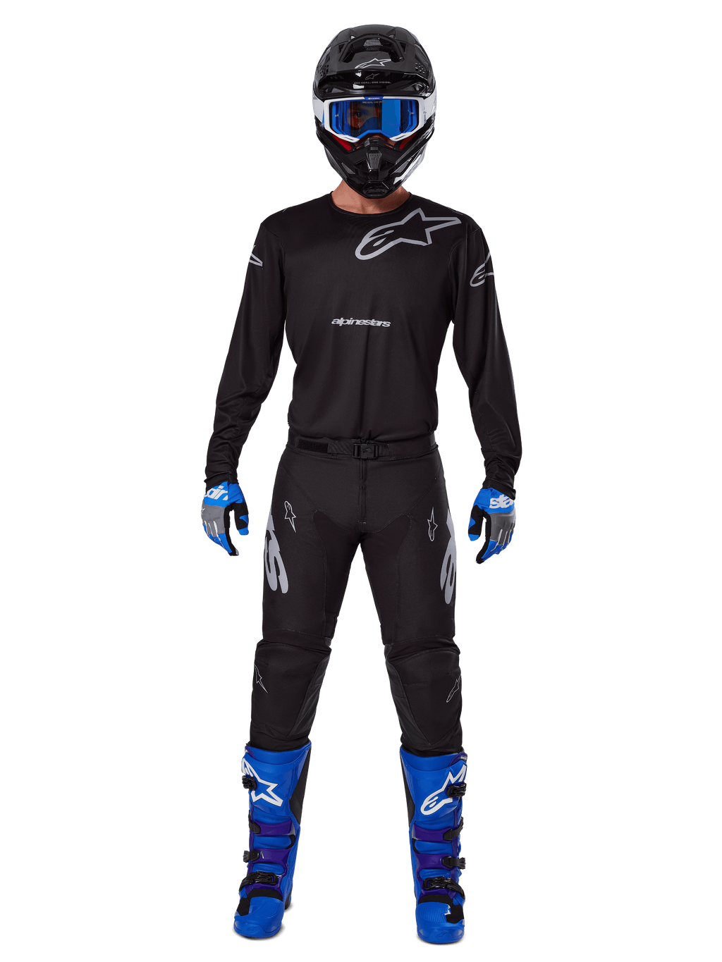 Ensemble d'équipement Alpinestars Racer Graphite 2025, pilote de motocross portant une tenue de course complète, maillot noir à manches longues avec logos Alpinestars gris, pantalon noir, casque noir avec lunettes bleues, gants bleus et gris, bottes bleues et noires, tenue coordonnée pour la compétition de motocross tout-terrain