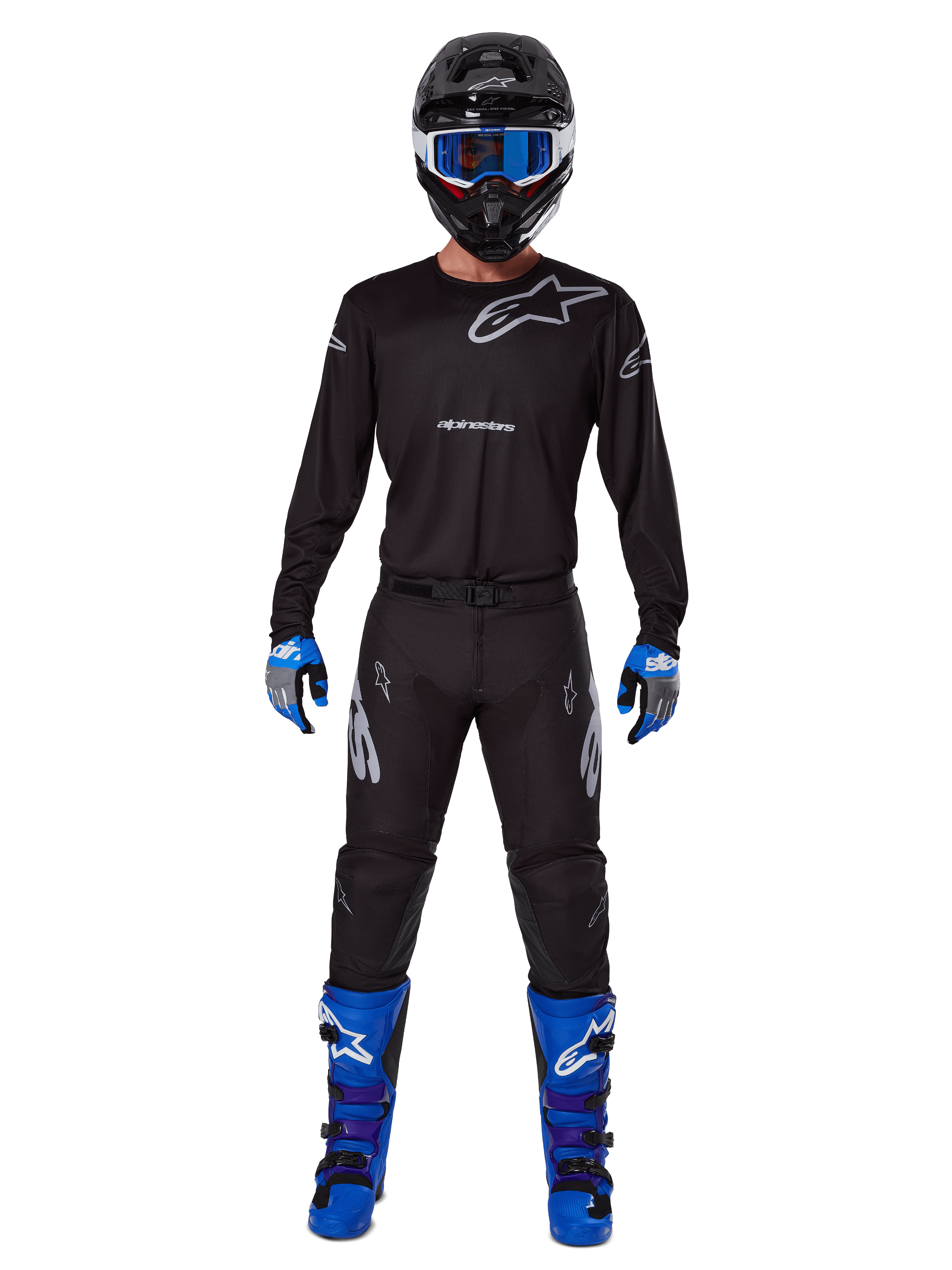 Ensemble d'équipement Alpinestars Racer Graphite 2025, pilote de motocross portant une tenue de course complète, maillot noir à manches longues avec logos Alpinestars gris, pantalon noir, casque noir avec lunettes bleues, gants bleus et gris, bottes bleues et noires, tenue coordonnée pour la compétition de motocross tout-terrain