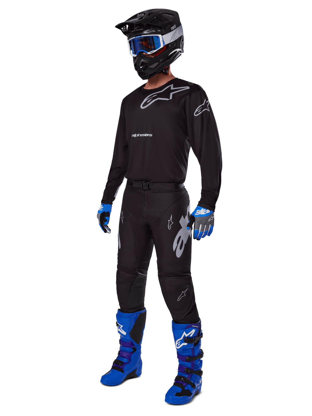 Ensemble d'équipement Alpinestars Racer Graphite 2025, tenue de motocross complète, maillot et pantalon noirs et gris avec logos argentés, casque noir avec lunettes à écran teinté bleu, gants bleus et noirs, bottes bleu vif, équipement de course tout-terrain professionnel