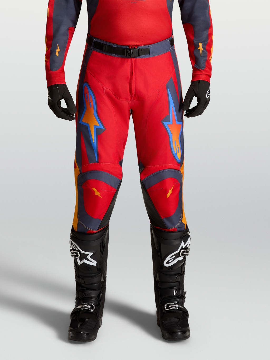 Alpinestars Racer Hunt 2027, pantalon de motocross pour homme, rouge et gris, coupe de course pré-courbée
