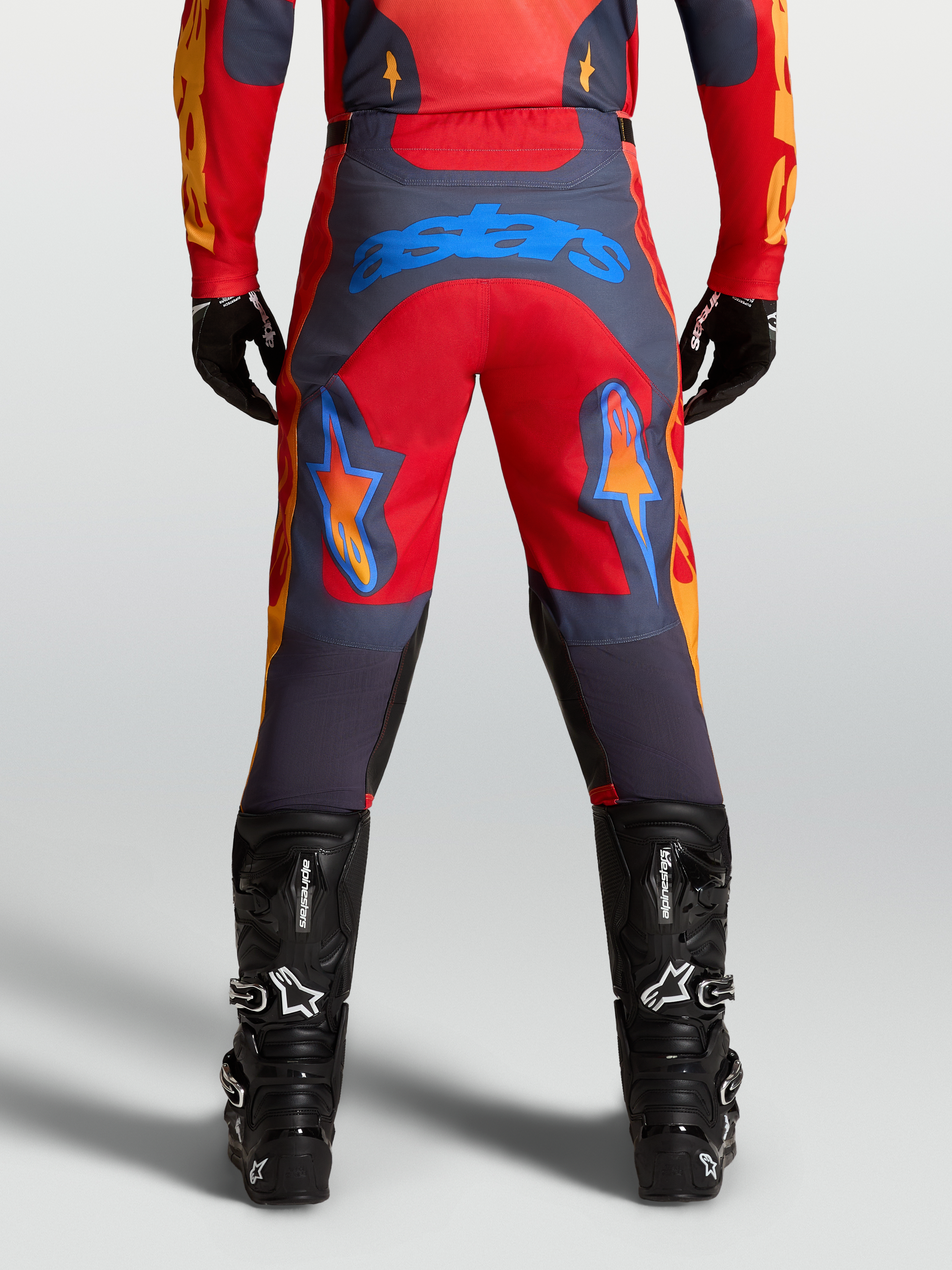 Alpinestars Pantalon Racer Hunt, pantalon de motocross pour homme, rouge et gris, avec logo Astars bleu sur l'assise, jambe pré-courbée et renforts aux genoux