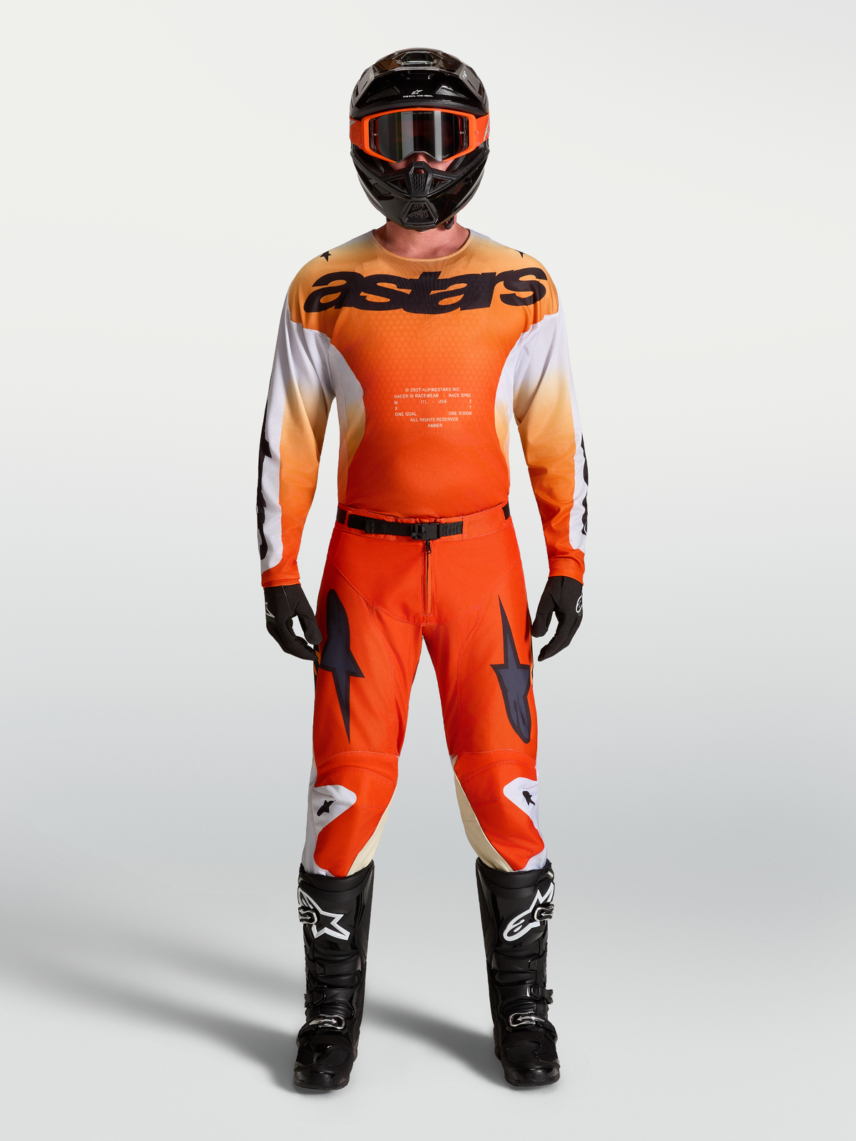 Maillot Racer Amber et Racer Amber Gear Set Alpinestars, tenue de motocross orange et blanc pour homme, coupe de course respirante.