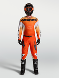 Maillot Racer Amber et Racer Amber Gear Set Alpinestars, tenue de motocross orange et blanc pour homme, coupe de course respirante.