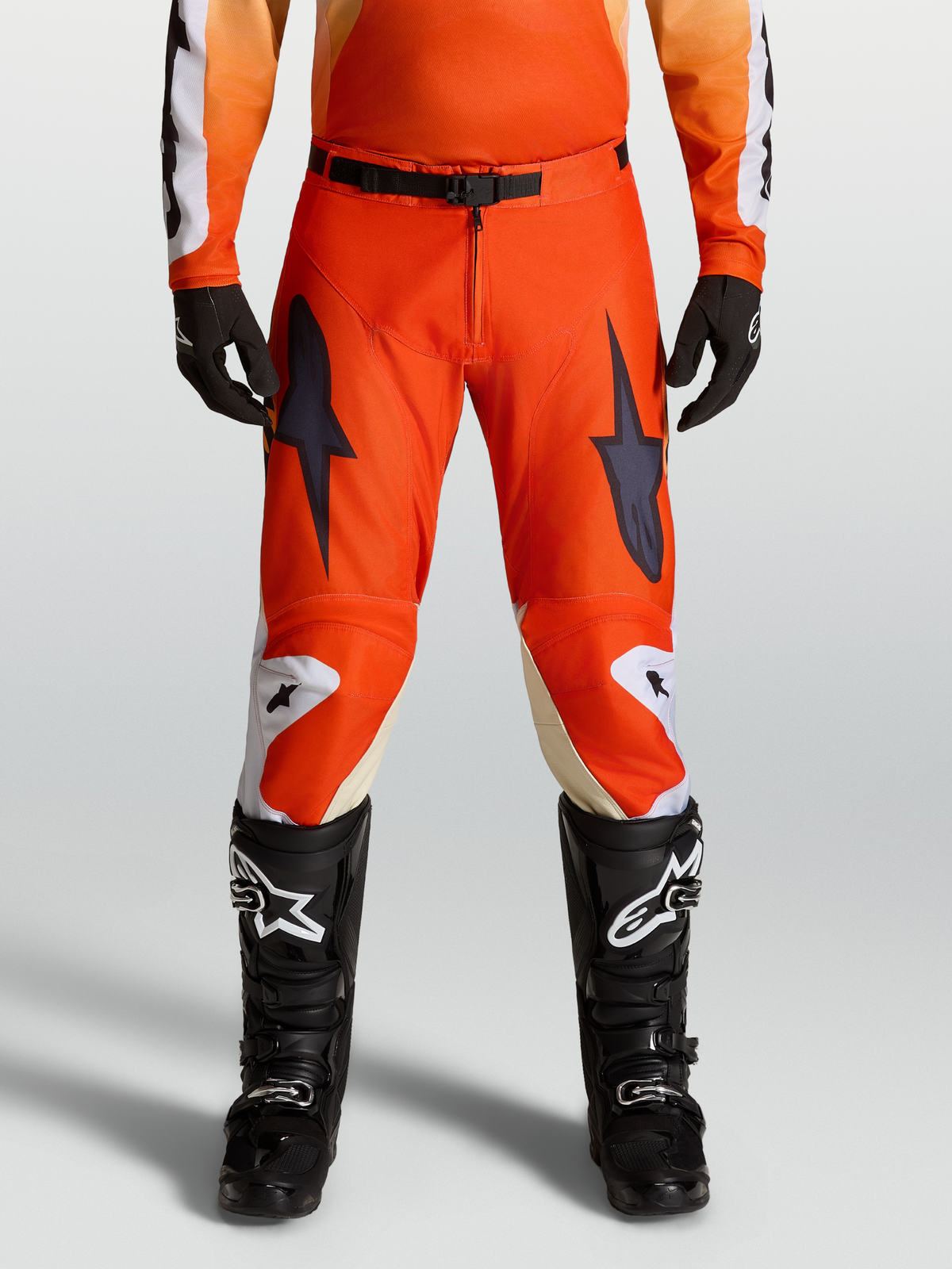 Alpinestars Racer Amber, pantalon de motocross rouge cardinal et noir porté, polyfabric 600D et coupe préformée
