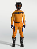 Ensemble Alpinestars Racer Amber 2027, maillot et pantalon de motocross orange et bleu foncé, avec bottes assorties.