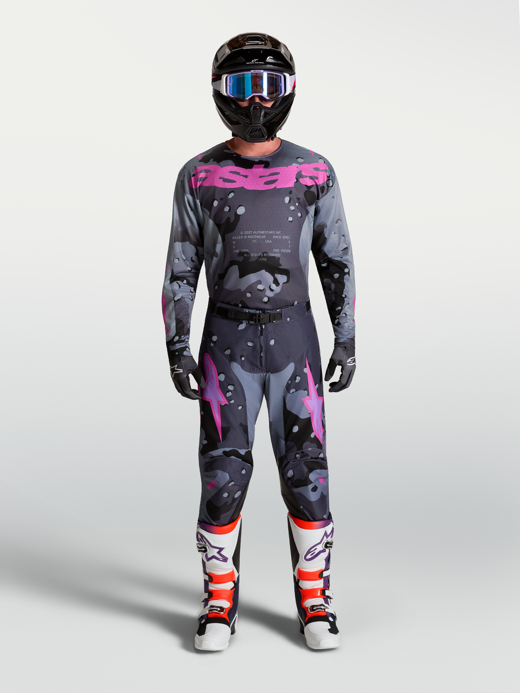 Maillot Racer Lone Alpinestars, équipement de motocross pour homme, gris camouflage et violet, ensemble complet avec casque et bottes.