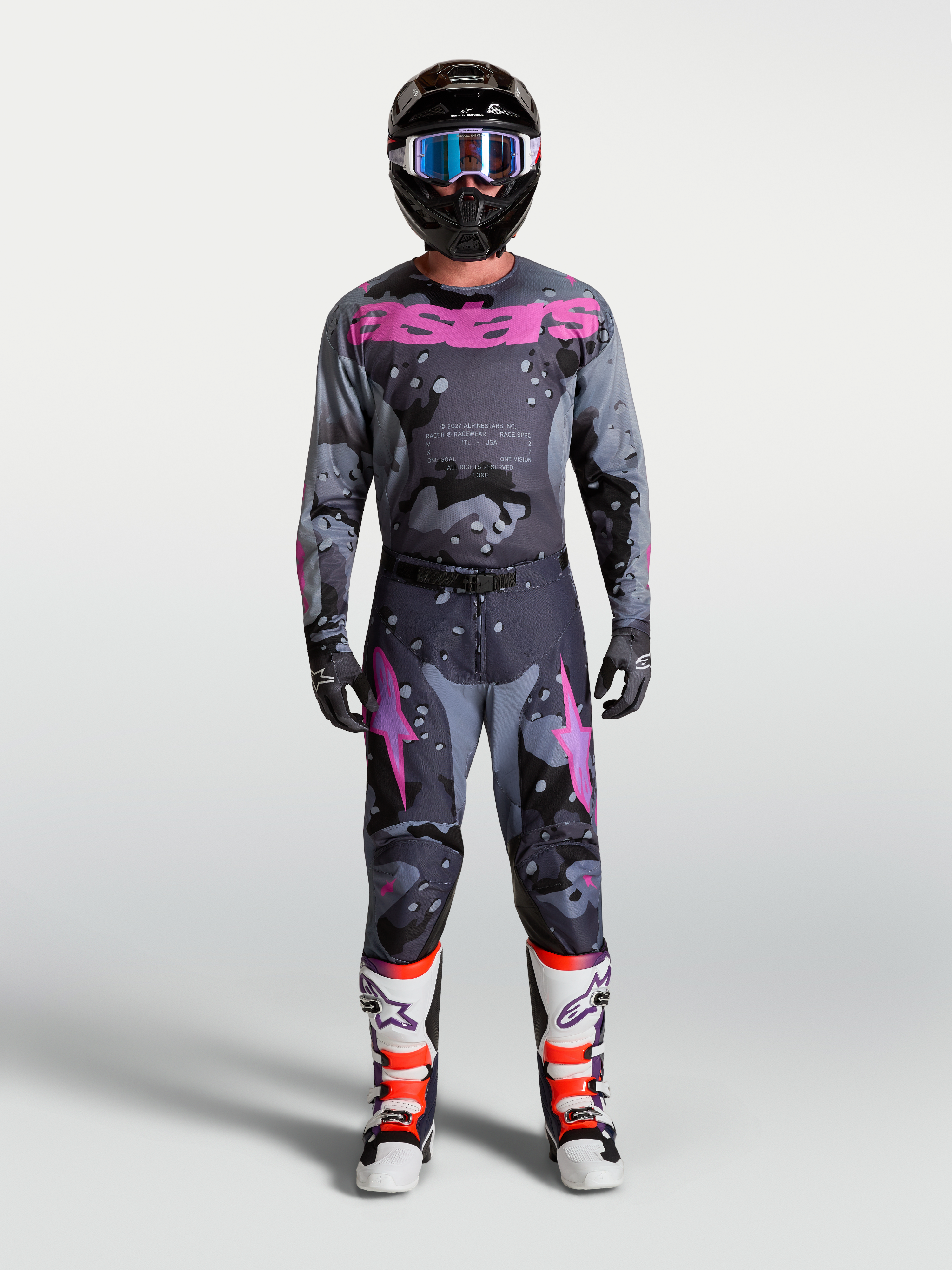 Maillot Racer Lone Alpinestars, équipement de motocross pour homme, gris camouflage et violet, ensemble complet avec casque et bottes.