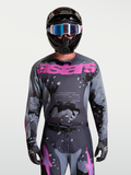 Maillot Alpinestars Racer Lone, motocross pour homme, gris camo et violet, poly-tissu léger porté par un mannequin.
