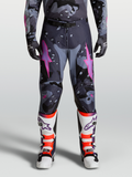 Alpinestars pantalon Racer Lone 2027, pantalon de motocross pour homme, gris camo et violet avec logos étoiles roses, porté avec un maillot et des gants assortis pour la performance tout-terrain