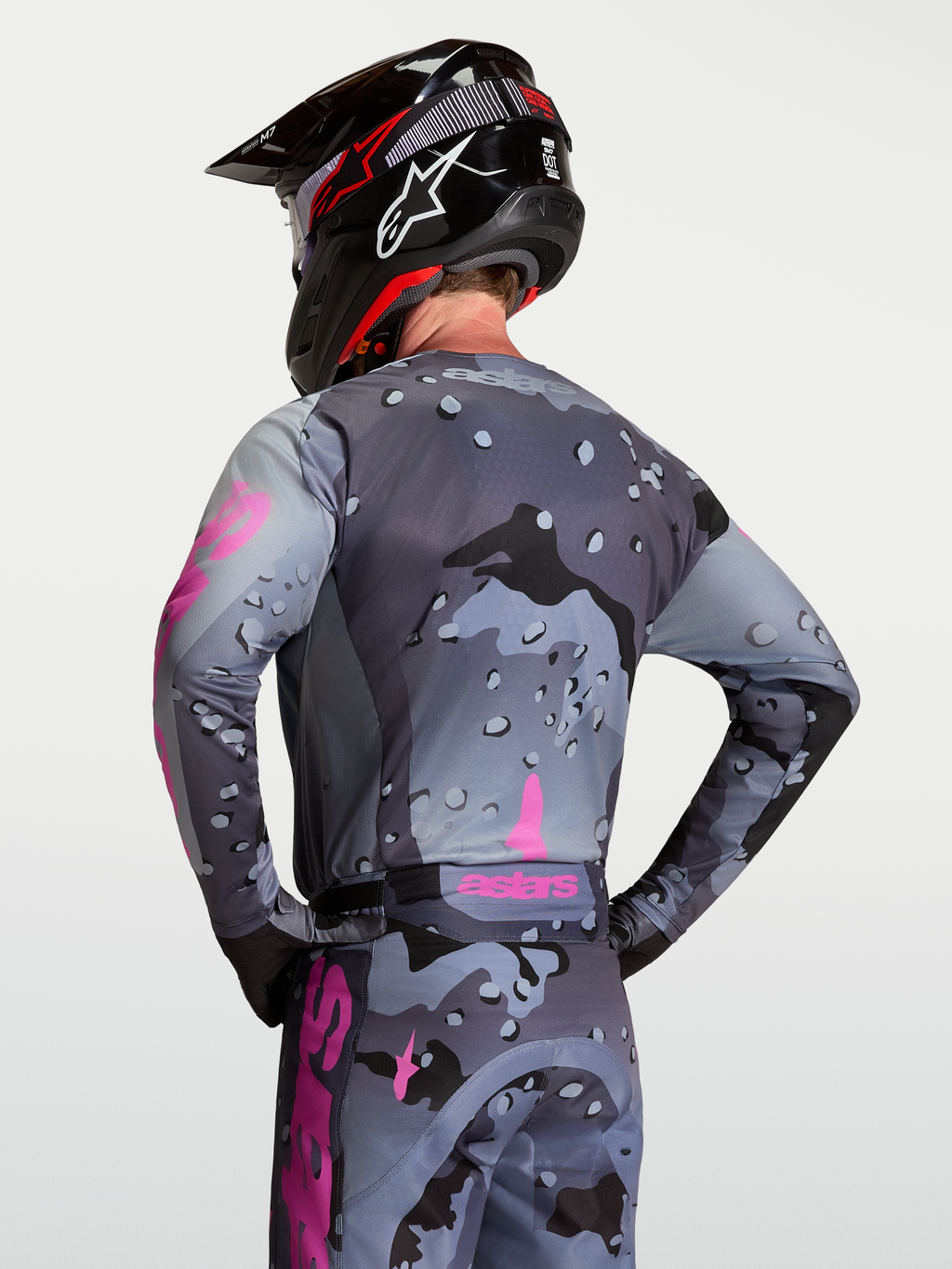 Maillot Racer Lone Alpinestars, maillot de motocross pour homme, gris et violet, vue de dos sur mannequin, poly-tissu technique évacuant l'humidité et empiècements en maille respirante