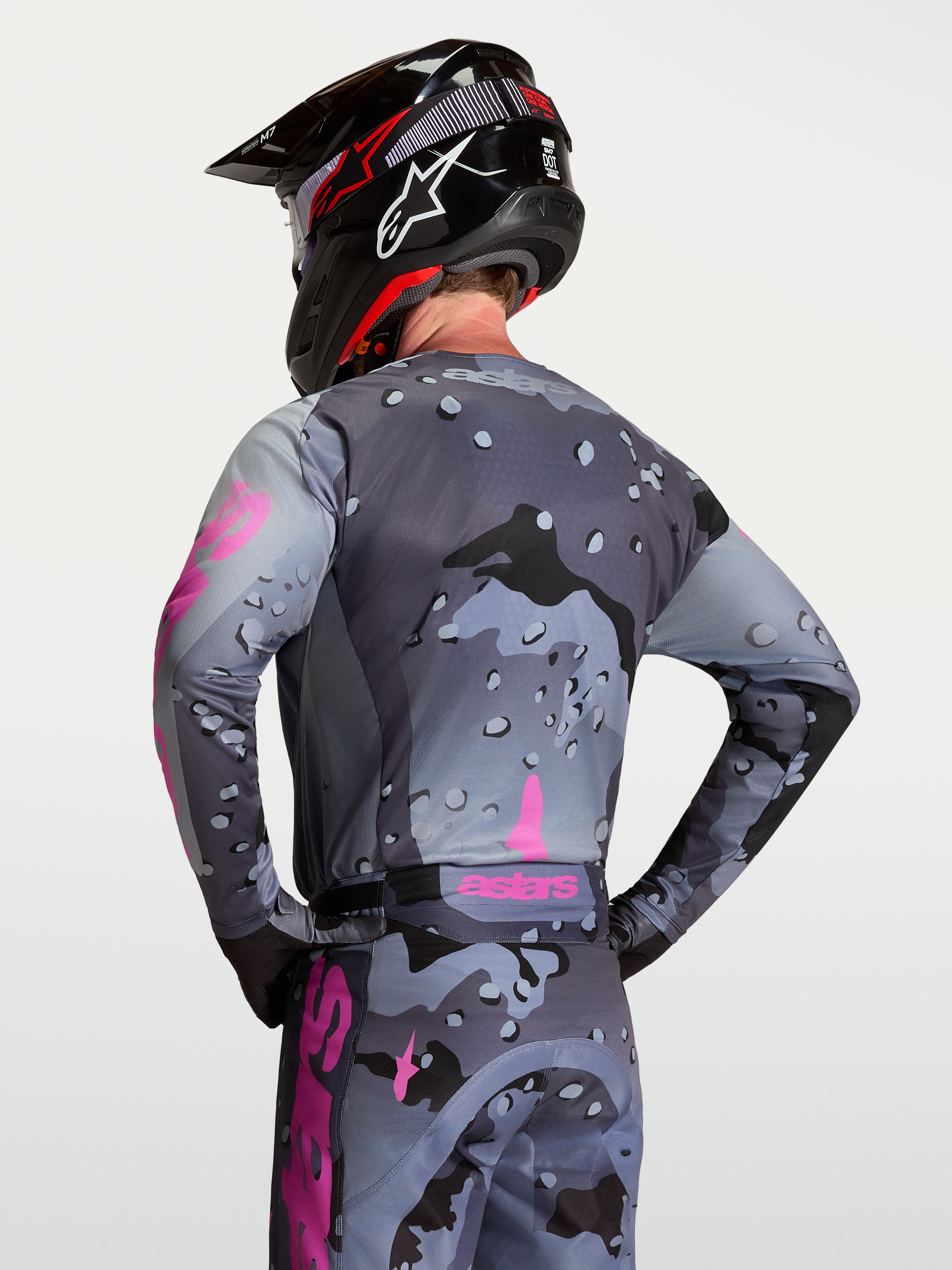 Maillot Racer Lone Alpinestars, maillot de motocross pour homme, gris et violet, vue de dos sur mannequin, poly-tissu technique évacuant l'humidité et empiècements en maille respirante