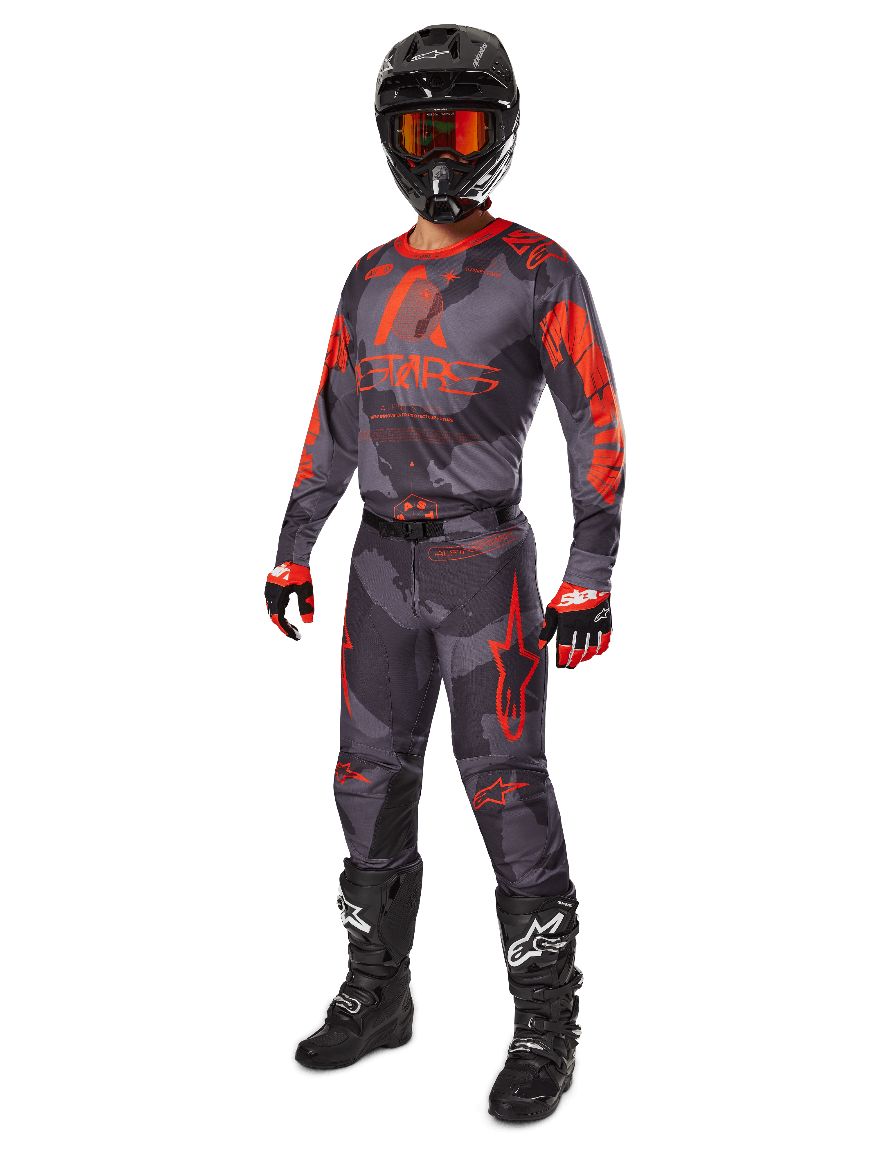Tenue de motocross complète Alpinestars, maillot et pantalon Racer Hollow 2025 en Gris Camo Orange Fluo, casque noir avec lunettes orange, gants noirs et rouges, bottes noires avec logos blancs, équipement de course coordonné pour le tout-terrain