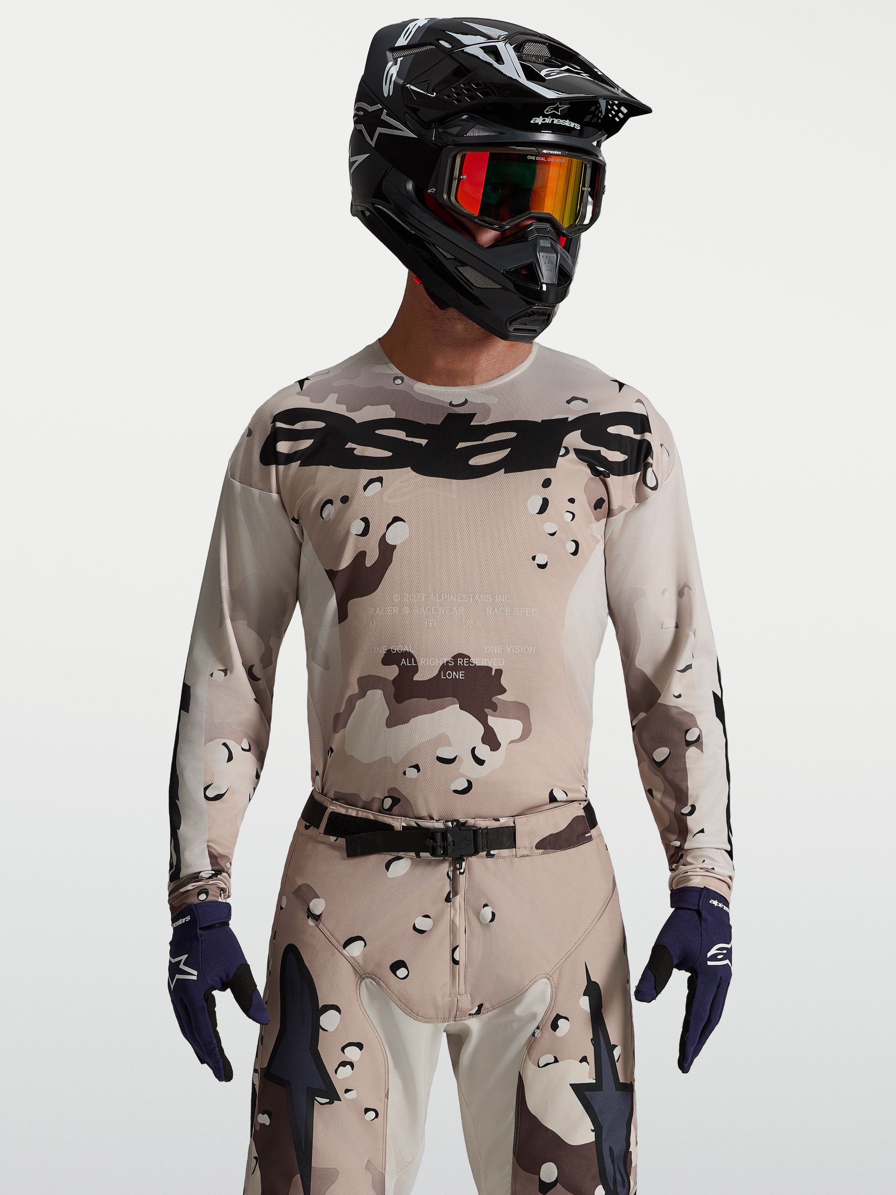 Maillot Racer Lone Alpinestars, maillot de motocross pour homme, camouflage désert et noir, avec casque et masque.