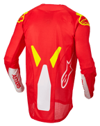 Alpinestars Techstar Factory Jersey, maillot de motocross, rouge fluo, blanc et jaune fluo, vue de dos présentant des panneaux de ventilation en maille et un profil arrière prolongé, marquage ASTARS blanc sur les manches et accents graphiques jaune fluo sur les épaules.