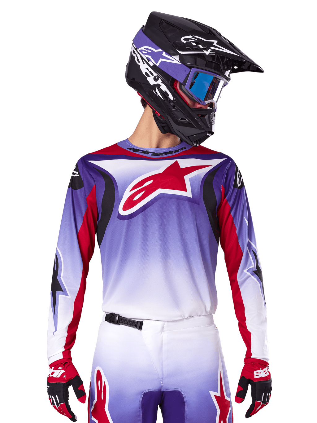 Maillot Alpinestars Fluid Wurx 2025, maillot de motocross, dégradé du violet au blanc, logo étoile rouge et accents rouges, coupe athlétique, porté avec le pantalon assorti, un casque noir et des gants rouges