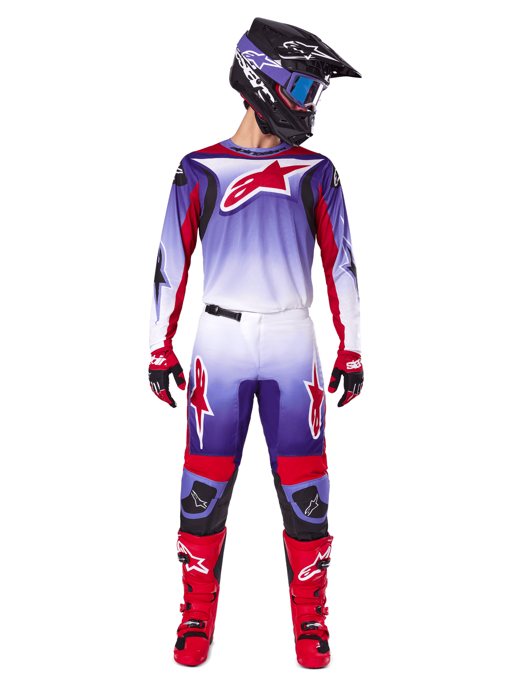Pilote de motocross portant un équipement de course Alpinestars complet, Maillot Fluid Wurx 2025 violet et rouge vif avec accents blancs et grand logo d'étoile rouge, pantalon assorti, bottes rouges et casque noir avec lunettes, tenue coordonnée pour la course tout-terrain