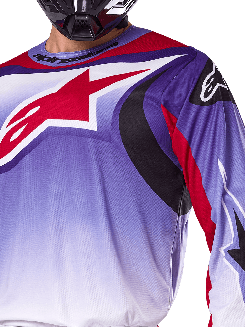 Maillot Alpinestars Fluid Wurx 2025, maillot de motocross, violet et rouge vif, gros plan d'un pilote portant le maillot avec un grand logo étoile Alpinestars rouge sur la poitrine, accents graphiques incurvés noirs et rouges, coupe athlétique pour la course tout-terrain