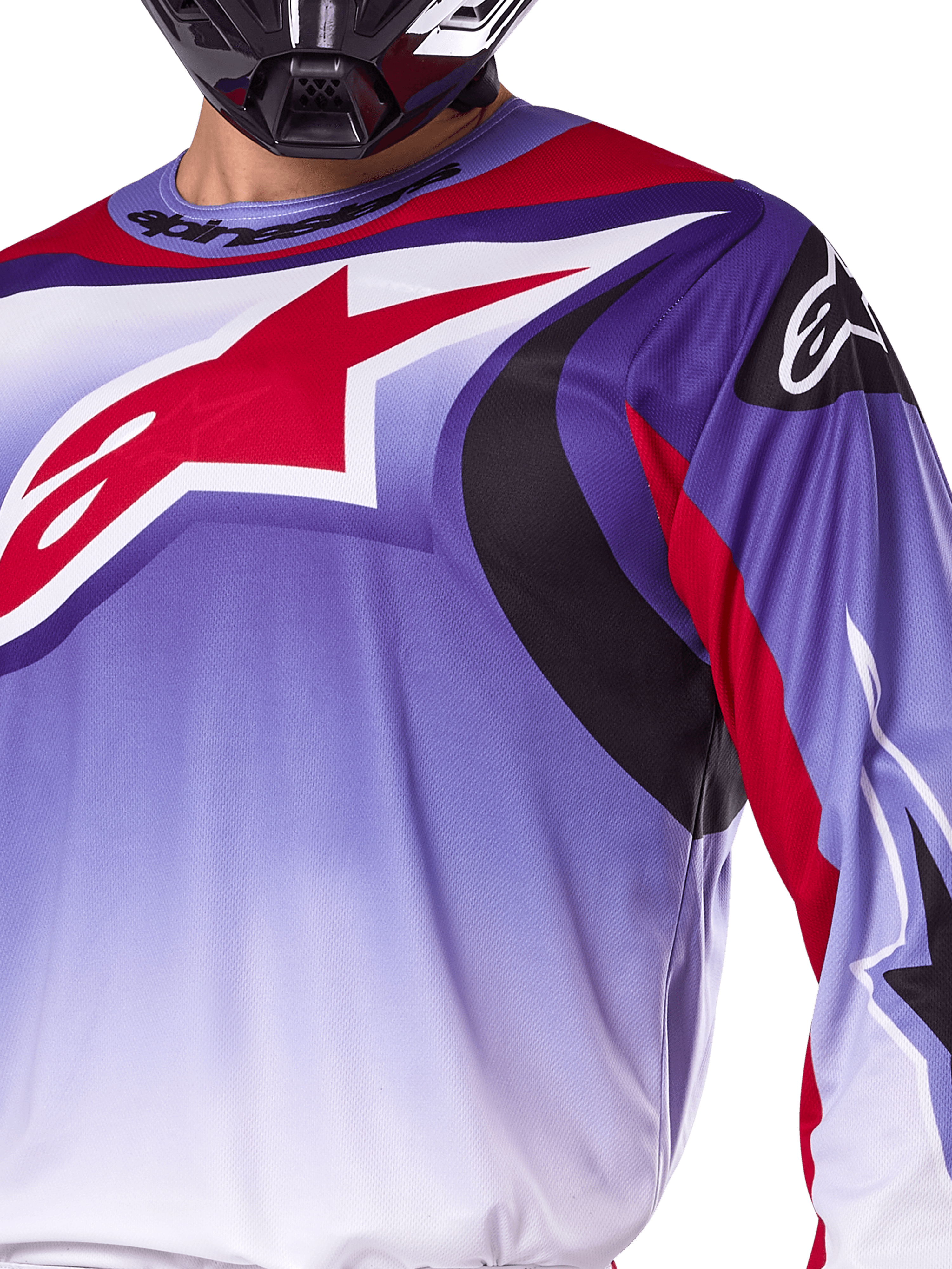 Maillot Alpinestars Fluid Wurx 2025, maillot de motocross, violet et rouge vif, gros plan d'un pilote portant le maillot avec un grand logo étoile Alpinestars rouge sur la poitrine, accents graphiques incurvés noirs et rouges, coupe athlétique pour la course tout-terrain
