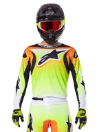Maillot Alpinestars 2025 Fluid Wurx, maillot de motocross, jaune néon, orange et blanc, porté avec un pantalon assorti et un casque noir avec des lunettes rouges, ensemble complet d'équipement MX sur le pilote
