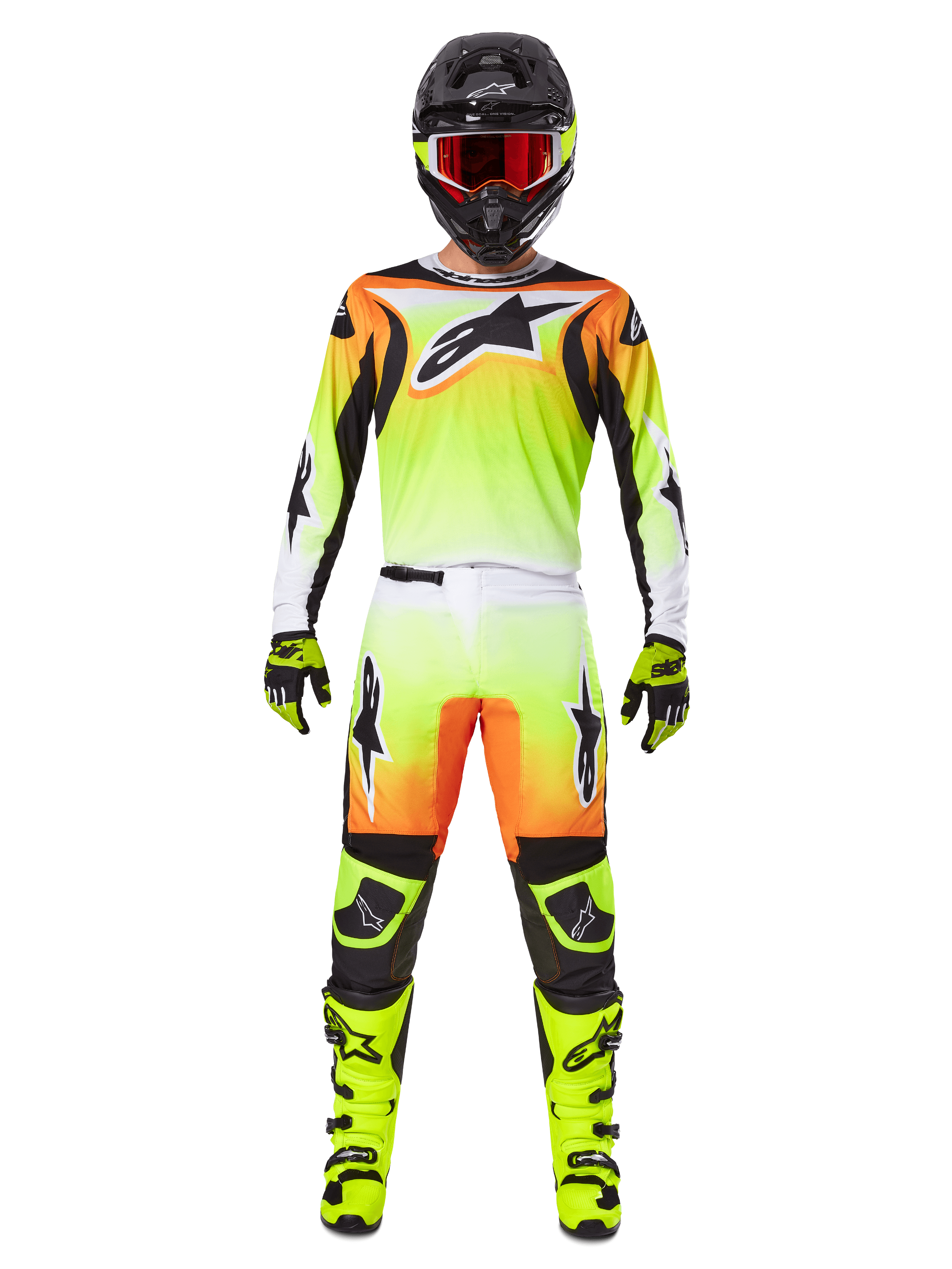 Pilote de motocross portant une tenue de course complète, ensemble d'équipement Alpinestars Fluid Wurx 2025, jaune et noir avec accents orange et blanc, maillot avec grand logo frontal, pantalon assorti, casque noir avec lunettes teintées rouges, bottes jaune fluo, tenue coordonnée pour la course tout-terrain