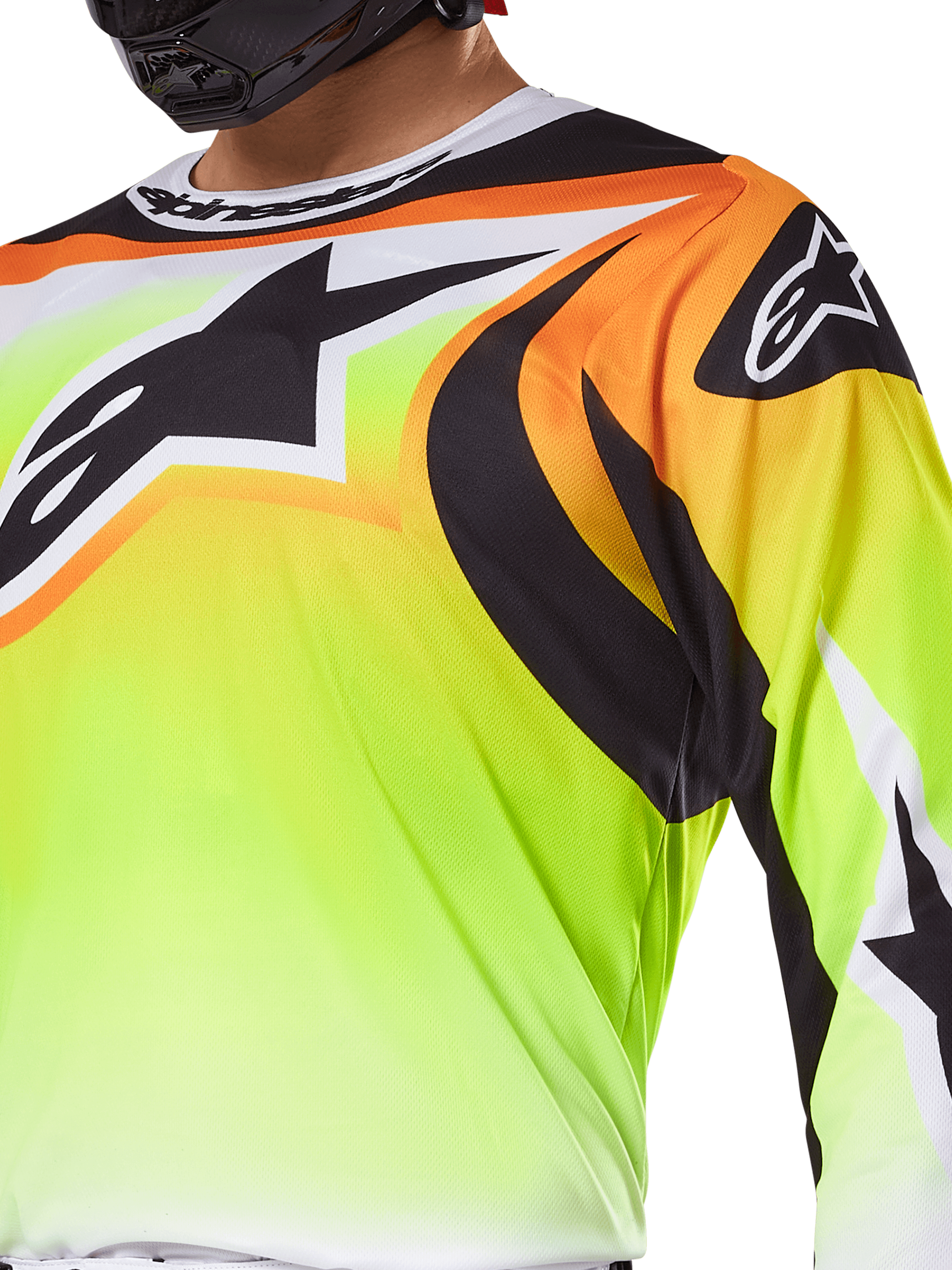 Maillot Alpinestars Fluid Wurx 2025, maillot de motocross, jaune fluorescent avec motifs noirs et orange, arborant un grand logo Alpinestars noir sur la poitrine et l'épaule, porté par un pilote avec un casque noir.