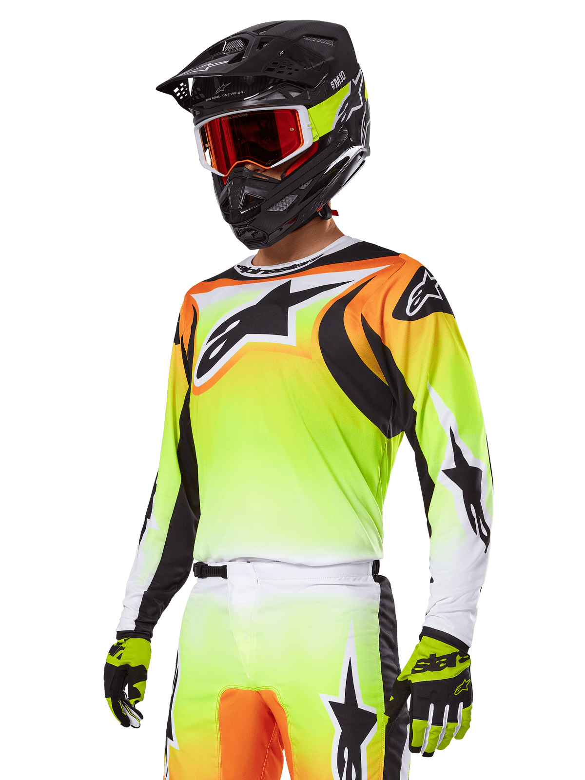Pilote de motocross portant l'ensemble d'équipement Alpinestars 2025 Fluid Wurx, maillot avec dégradé jaune et orange, accents noirs et grands logos étoiles, pantalon de motocross assorti, casque intégral noir avec lunettes teintées rouges et gants jaunes, tenue coordonnée haute performance pour la course tout-terrain
