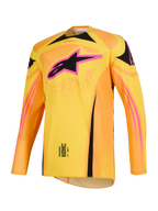 Maillot Techstar Nomur 2026 d'Alpinestars, maillot de motocross orange, jaune et rose, avec logo étoile rose et noir sur la poitrine, coupe athlétique à manches longues, vêtement de compétition tout-terrain haute performance