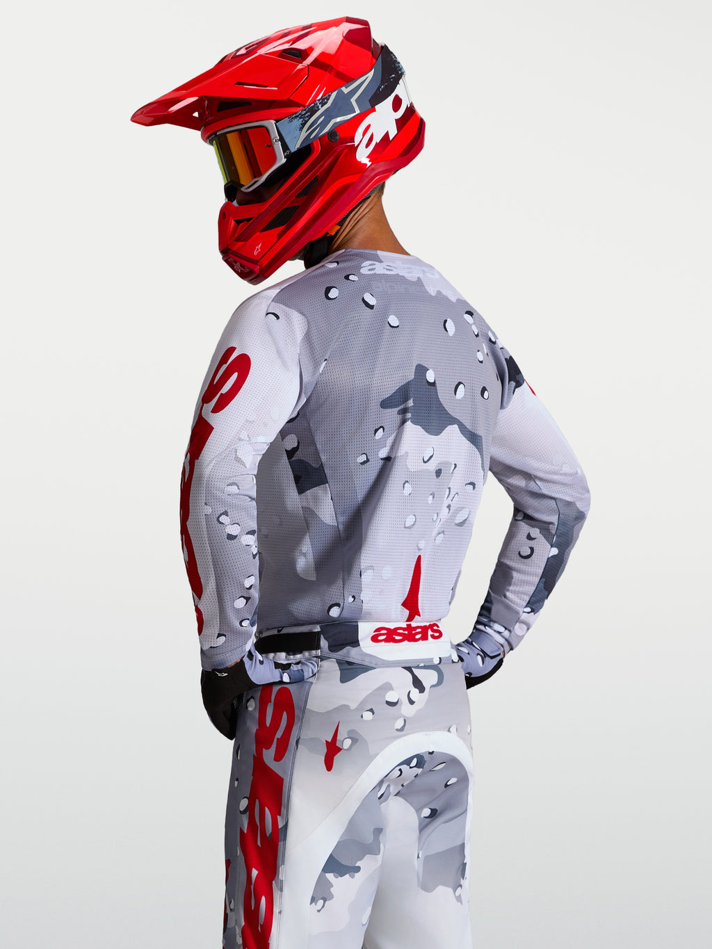 Maillot Alpinestars Racer Air Lone pour homme, gris camouflage et rouge, mesh respirant pour motocross, vue de dos.