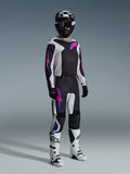 Ensemble d'équipement Alpinestars 2026 Fluid Grid, pilote de motocross portant un maillot et un pantalon noir et blanc avec des accents roses et bleus, casque noir, gants noirs et bottes blanches, tenue de course complète sur un fond gris