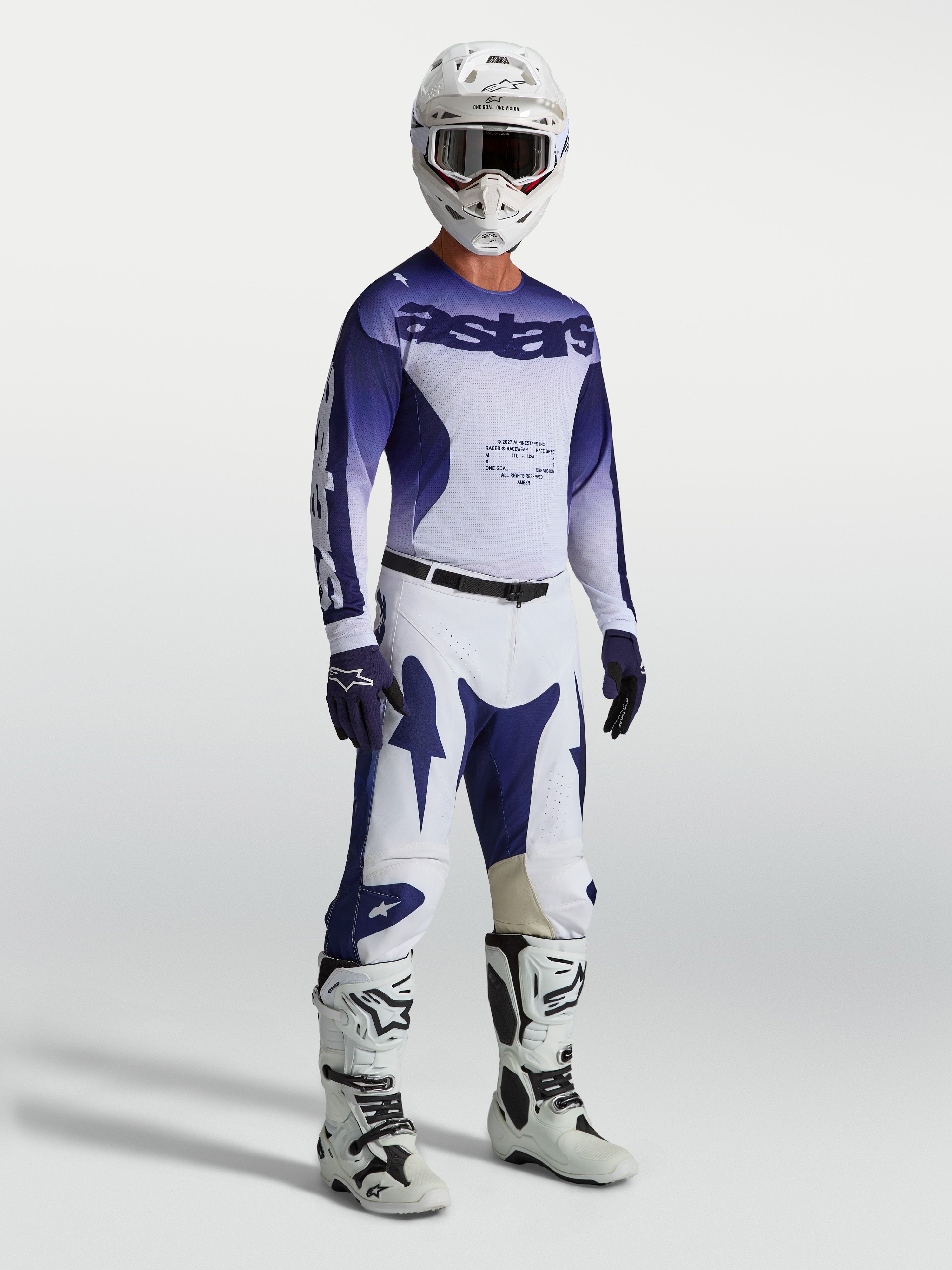 Alpinestars maillot Racer Air Amber et Gear Set, tenue de motocross ventilée pour homme, bleu et blanc, en maille respirante, portée par un mannequin.