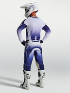 Maillot et ensemble Racer Air Amber Alpinestars, tenue de motocross bleue et blanche en maille, vue de dos sur mannequin.