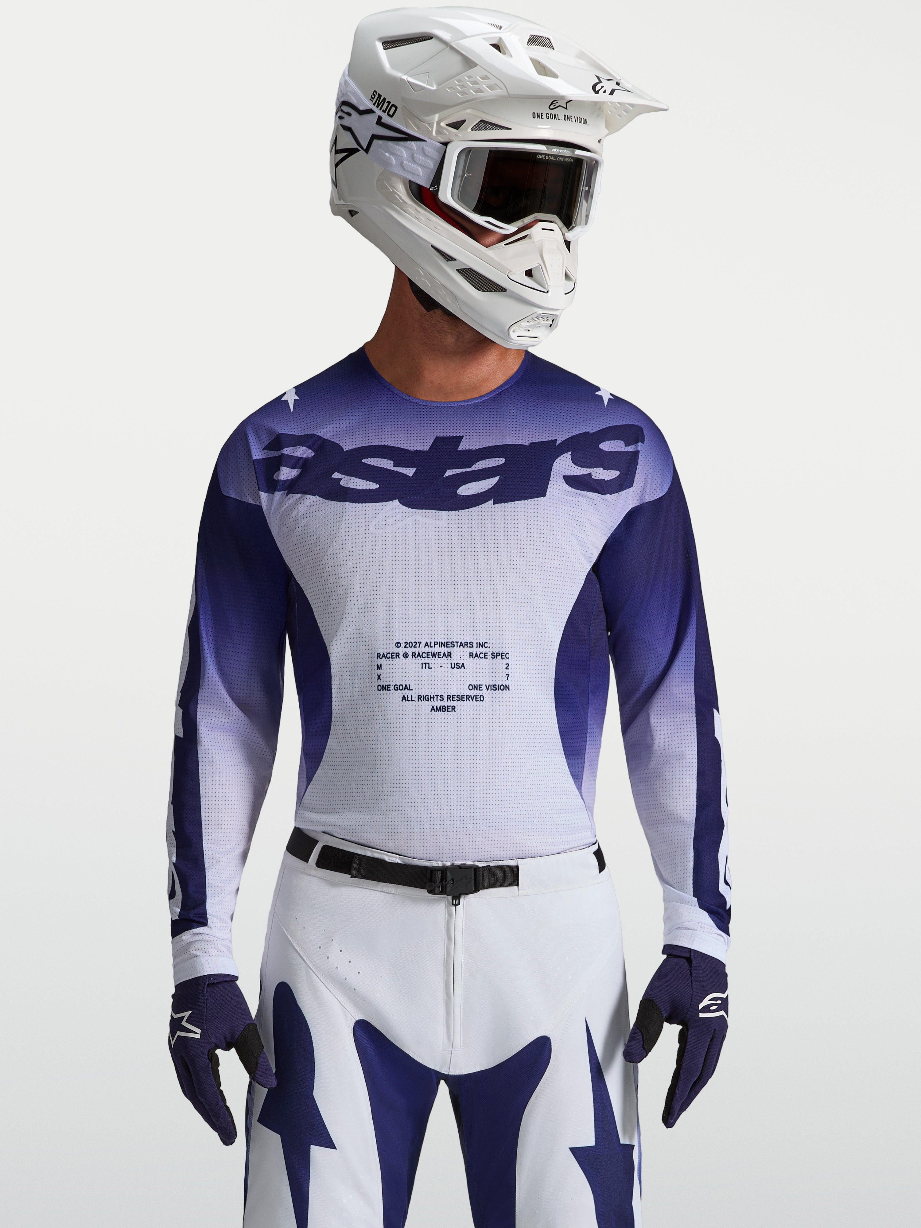 Alpinestars Maillot Racer Air Amber, maillot de motocross pour homme, bleu et blanc, construction en mesh respirant pour une performance tout-terrain, porté par un pilote avec casque et gants