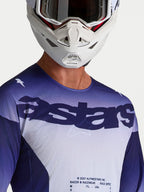 Maillot Alpinestars Racer Air Amber, maillot de motocross pour homme, bleu et blanc, en maille respirante avec logo Astars, porté avec un casque