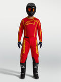 Alpinestars maillot Fluid Apex V2 et Fluid Apex V2 Gear Set, équipement de motocross pour homme, rouge et doré, tissu respirant, porté par un mannequin avec un kit complet.